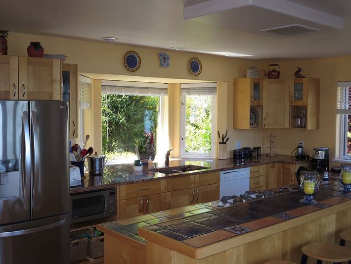 Vacation rental for 6 people, with garden and hot tub as well as terrace in Cowichan Valley