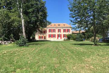 Gîte pour 17 personnes, avec balcon et jardin à Lorignac