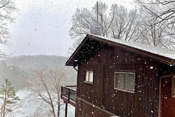 Log Cabin for 4 Guests in Smith Mountain Lake, Virginia, Picture 2