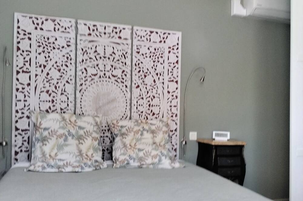 Air-conditioned villa on edge of forest, 15 minutes from Avignon, heated pool. in Barbentane, Region de Arles