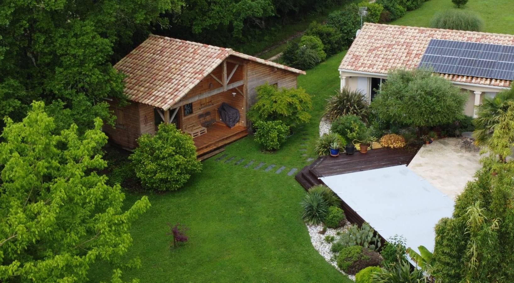 Chalet de madera con terraza cubierta en el Périgord verde in Sainte-Croix-de-Mareuil, Parque Natural Regional Périgord-Limousin