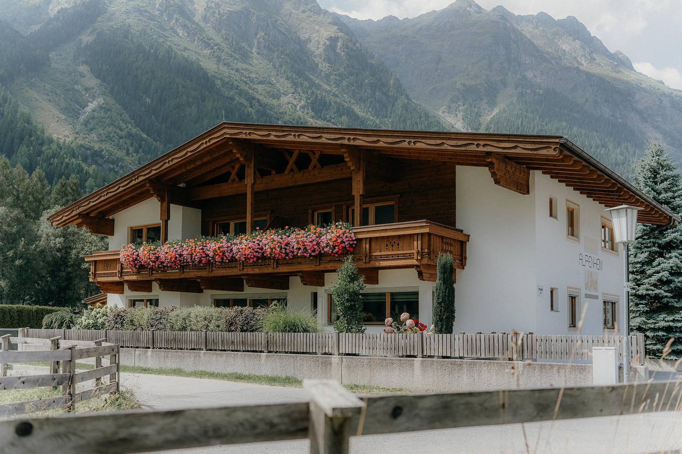 Ganze Ferienwohnung, Appartement "Alpenrose" in Längenfeld, Ötztal