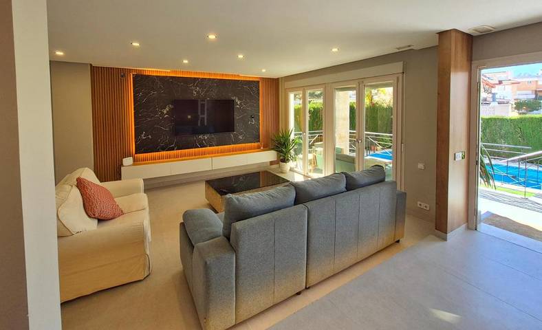 Villa pour 12 personnes, avec piscine ainsi que jardin et vue, adapté aux familles à Alicante - 2