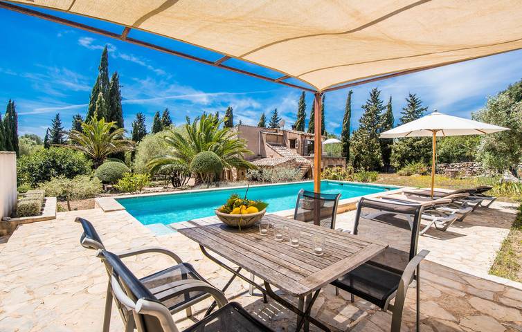 Sonniger Terrassenrückzug mit Pool und Küche in Artà, Mallorca Osten