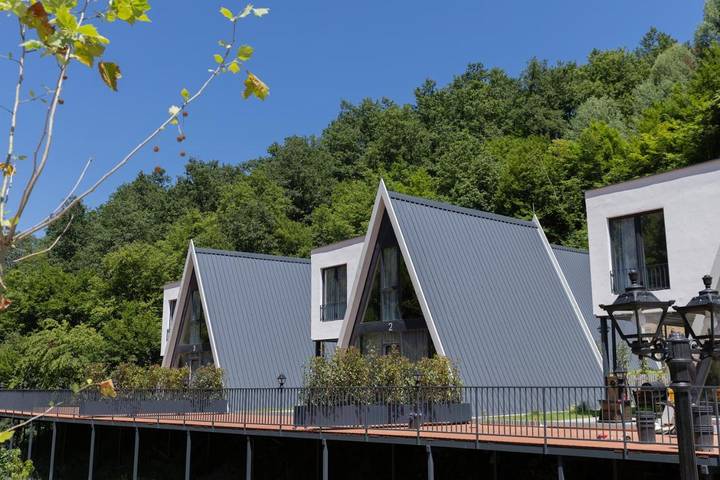 Villa für 6 Personen, mit Ausblick und Pool sowie Garten in Kosovo