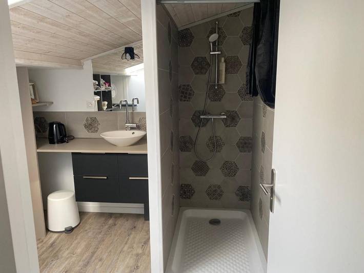 Gîte pour 2 personnes, avec terrasse ainsi que vue et piscine à Angliers - 4