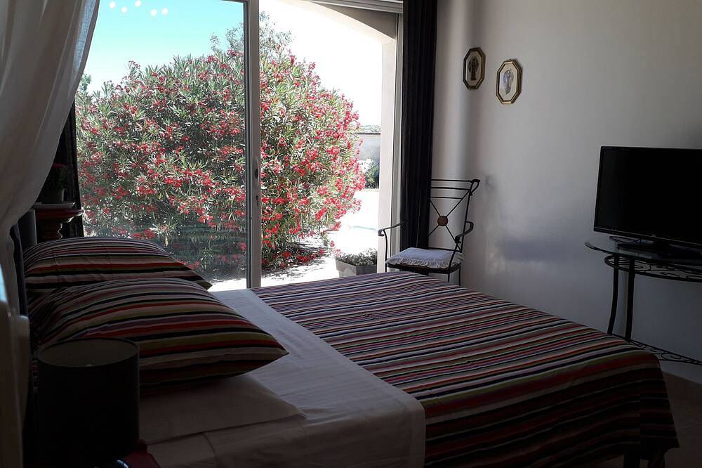 Sejour 5*   Luxe, Confort Villa les Lauriers Roses Piscine et Spa privés .Wifi in Saint-Étienne-de-Fontbellon, Ardèche
