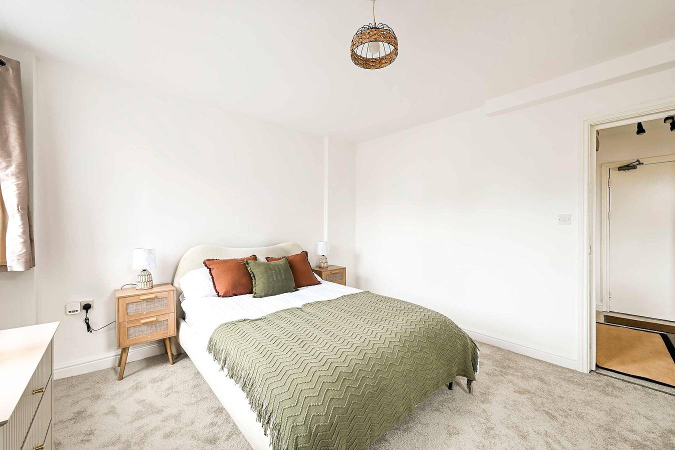 Entire apartment, Stylish 1Br Ealing   15m to Lhr   20m to Hub in Ealing, London
