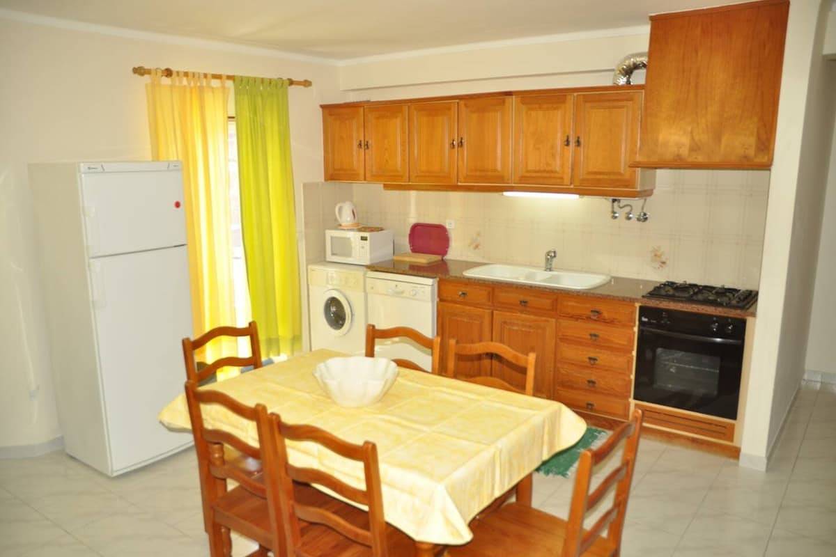 Ganze Wohnung, Ferienwohnung für 8 Personen mit Balkon/Terrasse in Praia da Areia Branca, Lourinhã