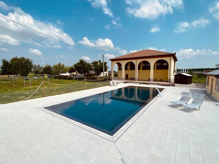 Camping per 4 persone, con sauna e giardino nonché piscina e idromassaggio in Emilia Romagna