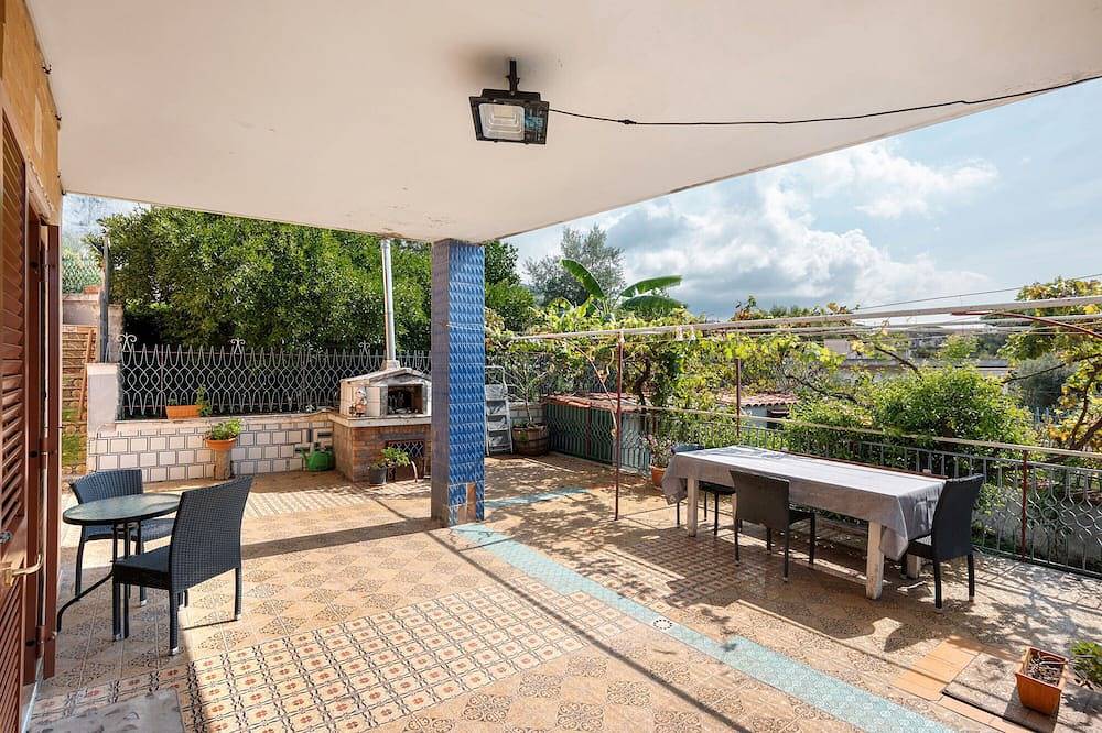 Casa Vacacional 'Holydayshouse' con Vista a la Montaña, Wi-Fi y Aire Acondicionado in Ercolano, Parque nacional del Vesubio