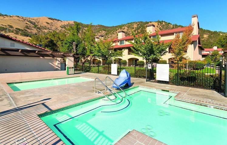 Hotel for 4 people, with hot tub and pool in Clearlake