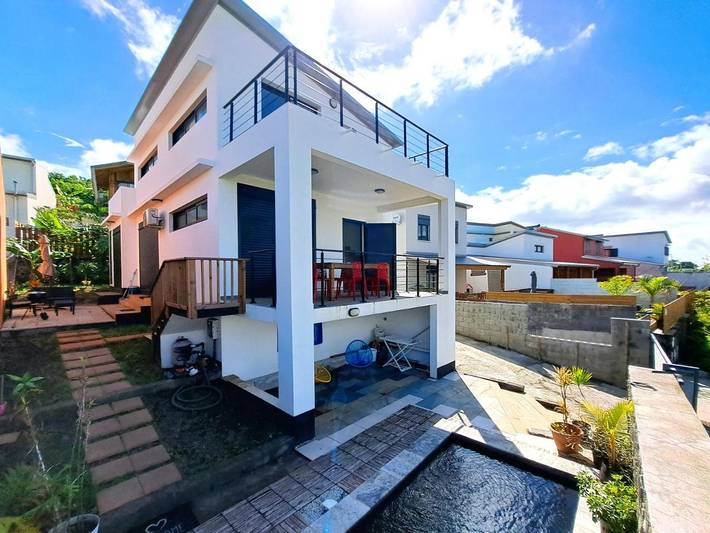 Location de vacances pour 6 personnes, avec jardin ainsi que vue et piscine dans Grands-Bois