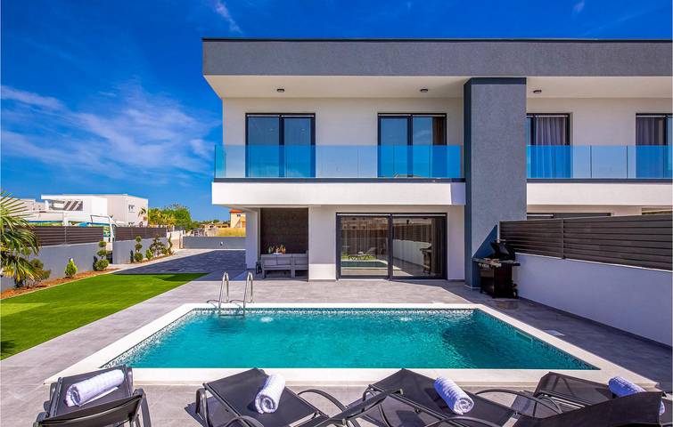 Location de vacances pour 8 personnes, avec sauna et terrasse, animaux acceptés à Nin - 3