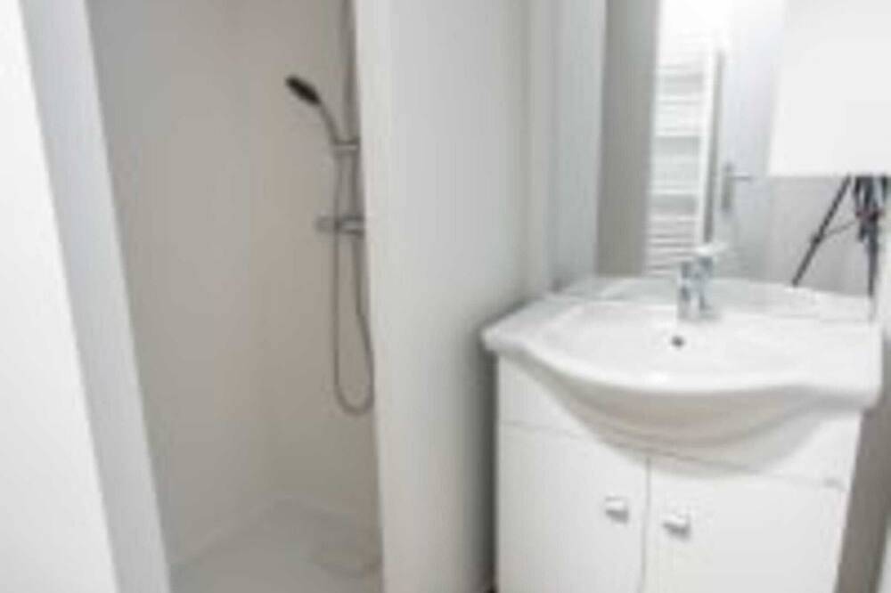 Entire apartment, Apartment 6 people air-conditioned family type 2 bedrooms + sofa bed Puy de Dôme 302 in Châtel-Guyon, Riom region