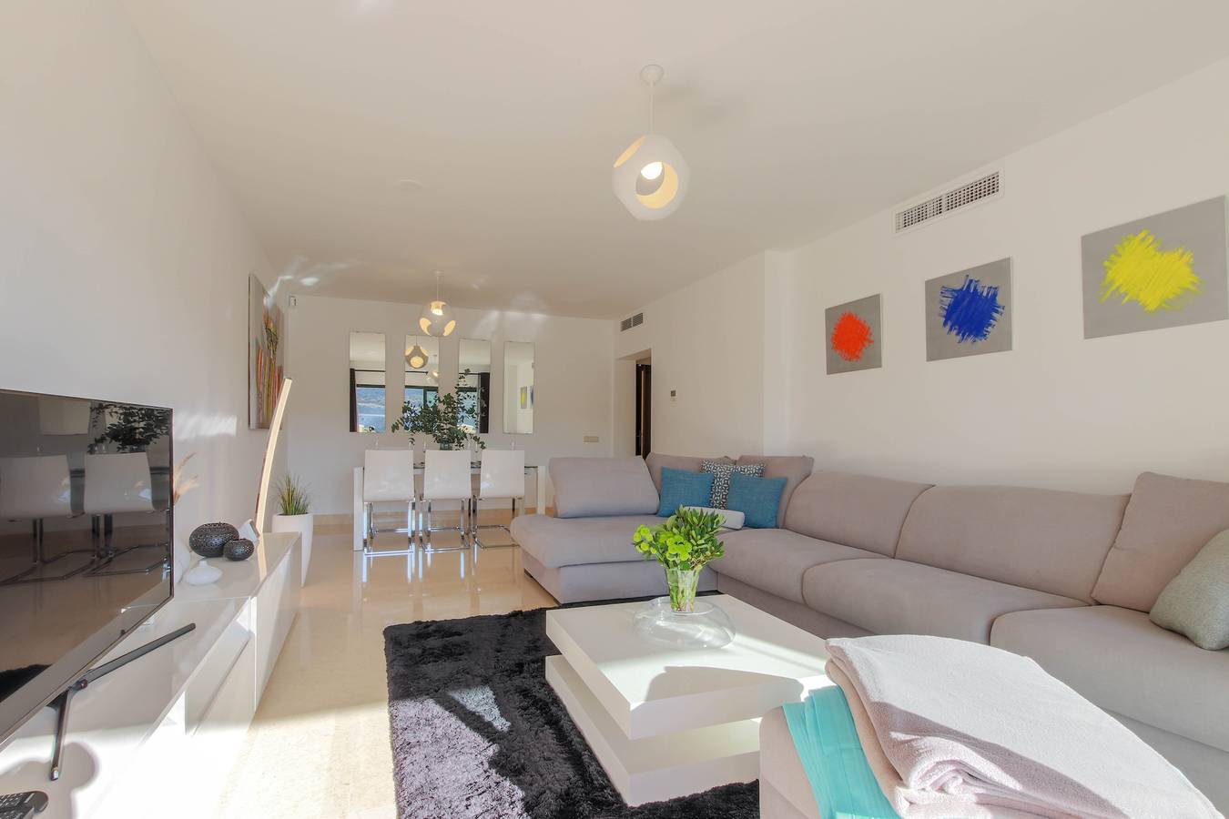 Apartamento entero, Apartamento 'Modern 2-bed Apt Capanes Del Golf' with Mountain View, Wi-Fi and Air Conditioning in Capanes del Golf, Benahavís