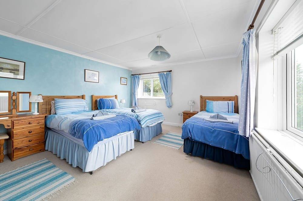 Seagulls, pet friendly, five bedroom riverside cottage in St Mawes, sleeping 10-11 in St Mawes, Cornwall