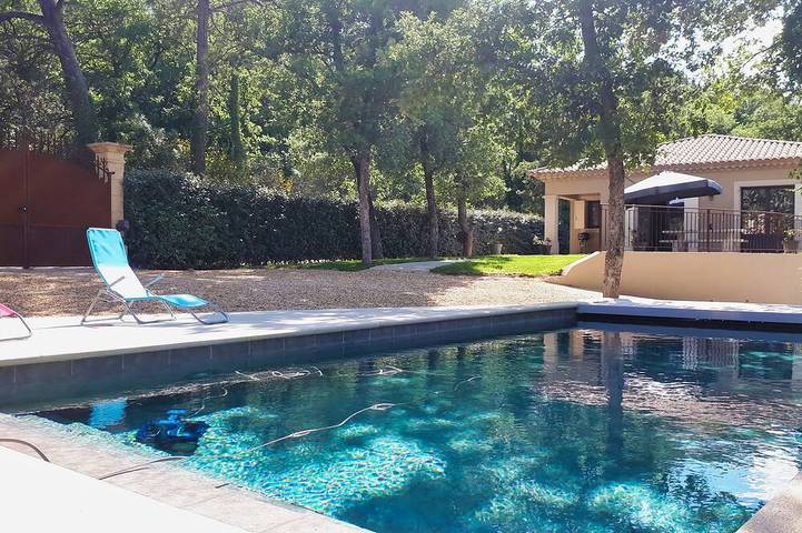 Location de vacances pour 8 personnes, avec jacuzzi et jardin à Faucon