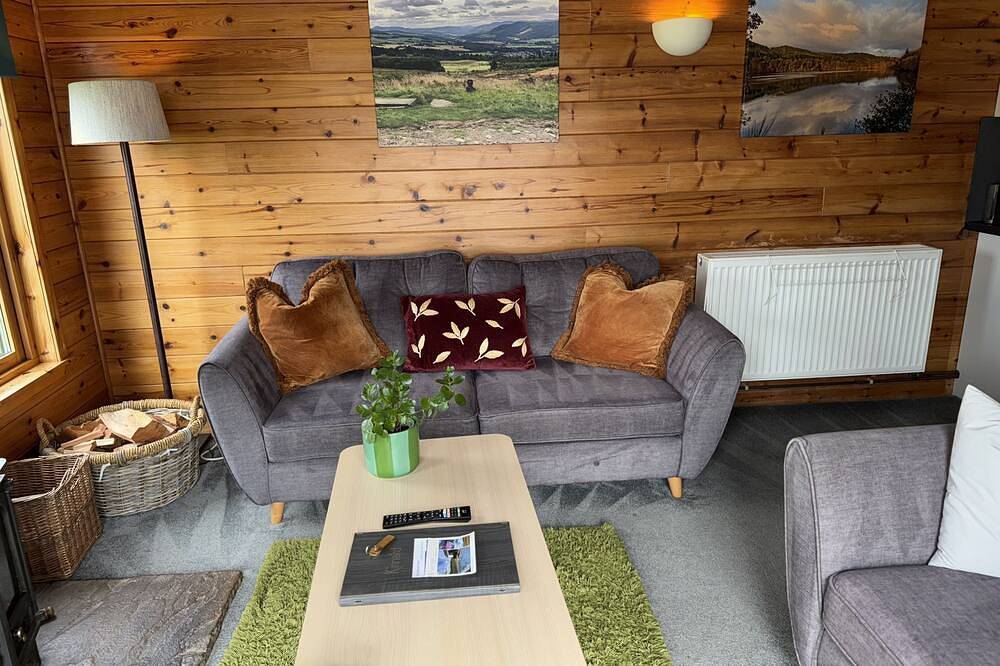 Spacious Lodge with woodburner, hot tub and beautiful views from the patio deck. in Pitlochry, Perthshire