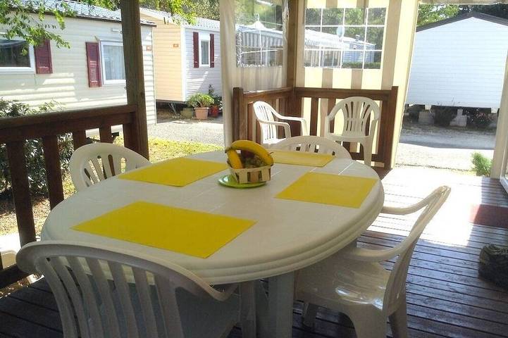 Camping pour 6 personnes, avec piscine ainsi que terrasse et jardin à La Tremblade