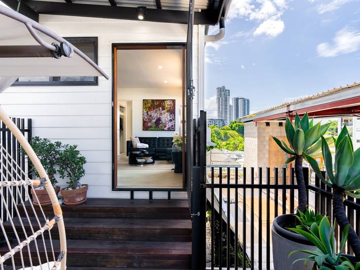 Apartamento entero, Moderno hogar 2 hab con comedor exterior in Bowen Hills, Brisbane