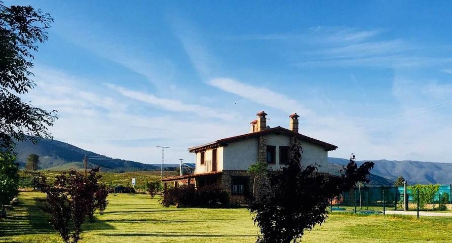 Apartamento para 5 personas, con Balcón y Terraza además de Jardín y Piscina en Acebo