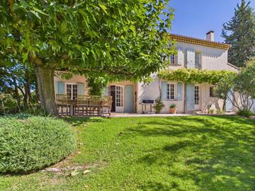 Location de vacances pour 8 personnes, avec terrasse à Paradou