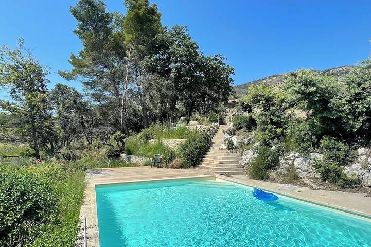 Gîte pour 12 personnes, avec piscine à Saint-Hippolyte-le-Graveyron