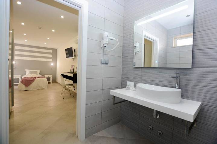 Chambre d’hôte pour 6 personnes, avec jacuzzi et jardin ainsi que sauna et piscine, animaux acceptés à Lagoa - 2