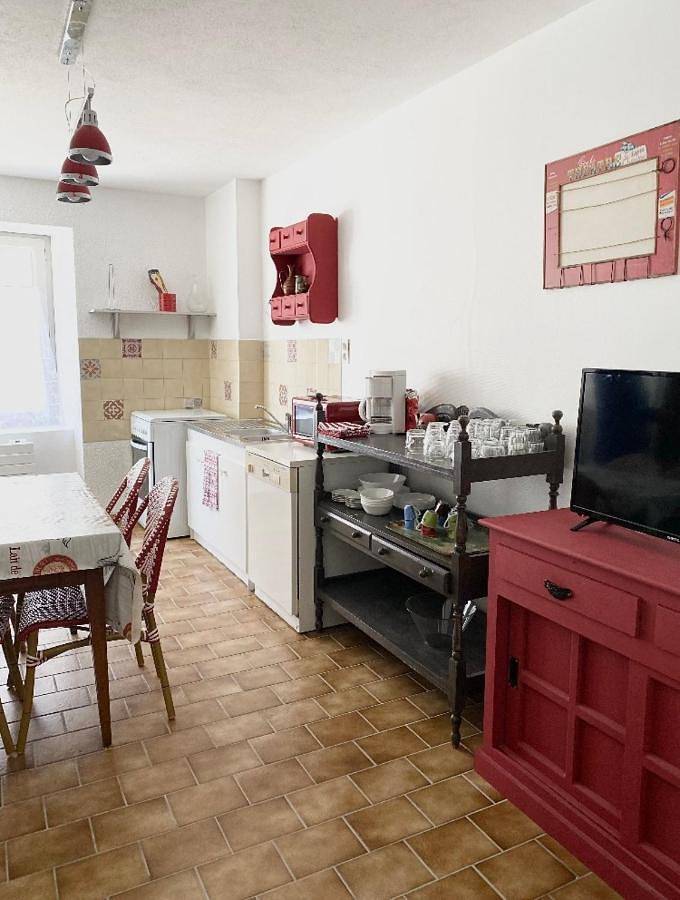 Appartement entier, Studio en rez-de-chaussée tout équipé in Jullianges, Parc Naturel Régional Livradois-Forez