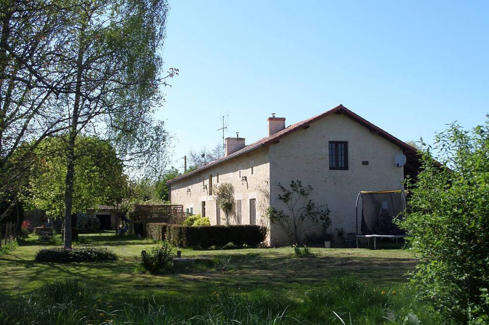 Grande ferme charentais 1850 avec piscine à 400 mètres de Monkey Park in Romagne (Vienne), Vienne (France)