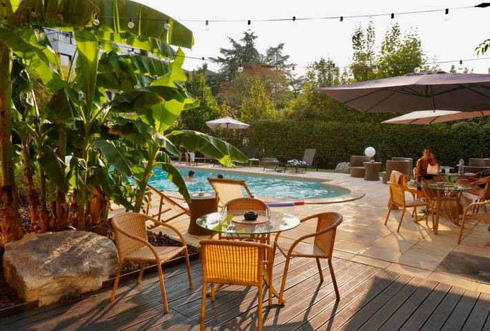Hôtel pour 3 personnes, avec Terrasse ainsi que Jardin et Piscine