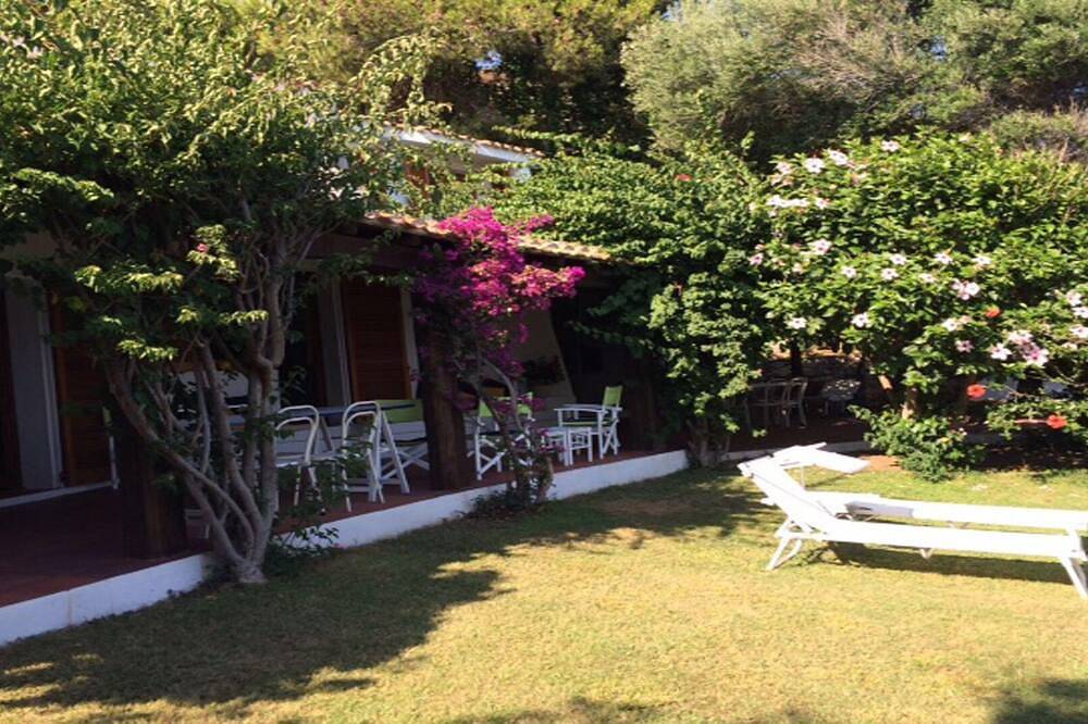 Villa frontemare con esclusiva vista sulla baia e accesso diretto al mare. in Geremeas, Torre delle Stelle