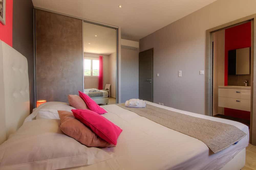 Magnificent villa with heated pool, 900 metres from Farinole beach in Farinole, Calvi region