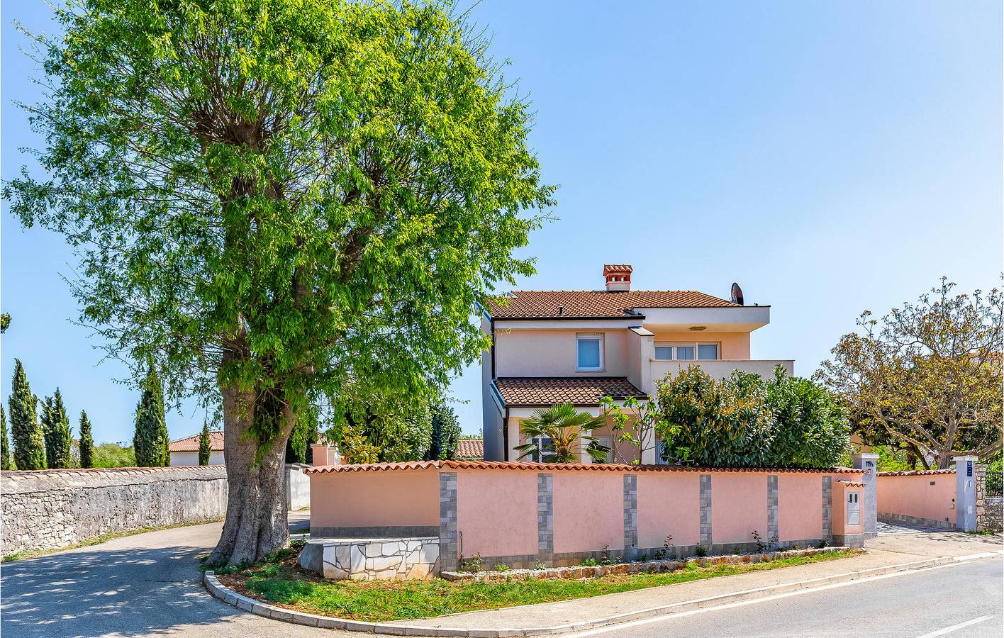Ganze Ferienwohnung, Gemütliche 1-Zimmer-Wohnung mit Meerblick, WLAN und Parkplatz in Fažana in Grad Vodnjan, Südküste Istrien