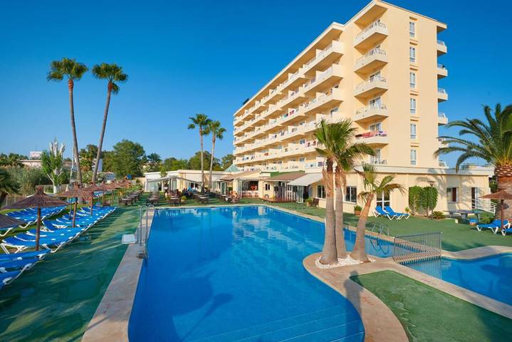 Hôtel pour 2 personnes, avec piscine ainsi que bassin pour enfant et jardin