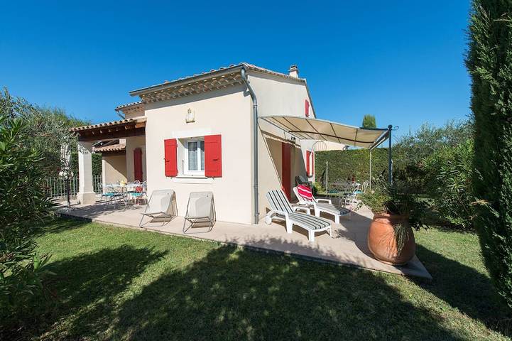 Location de vacances pour 5 personnes, avec Terrasse ainsi que Jardin et Piscine à Grillon