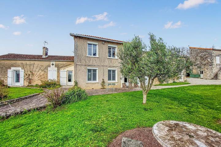 Location de vacances pour 16 personnes, animaux acceptés à Touvre