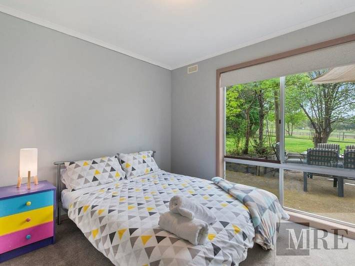 Holiday home for 14 people, with garden and balcony in Lake Eildon