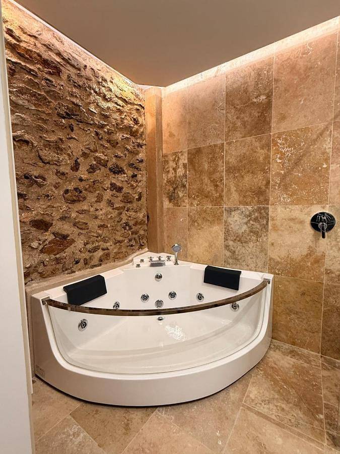 Gîte pour 2 personnes, avec Jacuzzi et Terrasse ainsi que Jardin et Piscine à Bonnelles