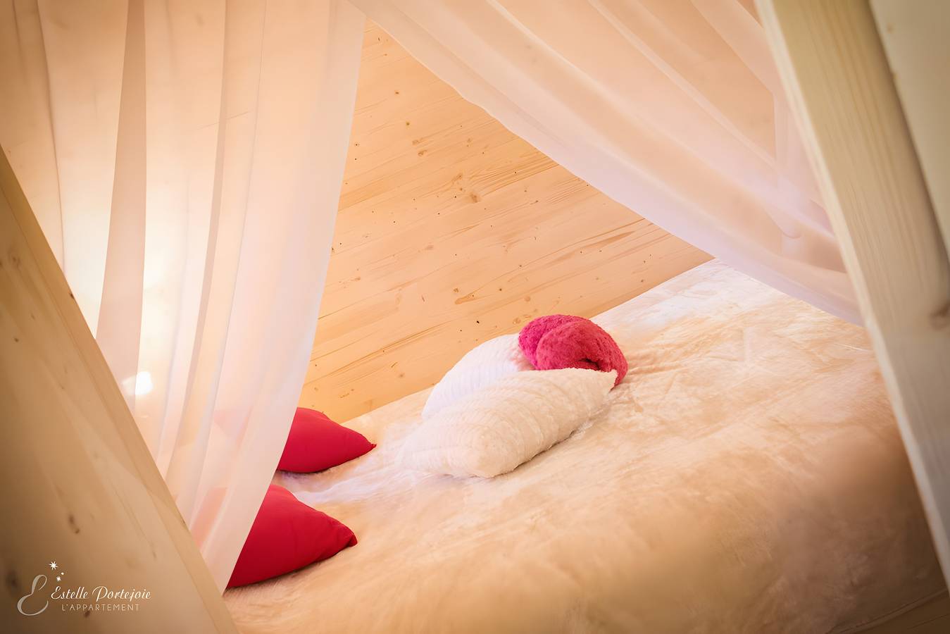 Cabane « La Cabane Spa de Céline » avec piscine partagée, Wi-Fi et climatisation in Voussac, Allier