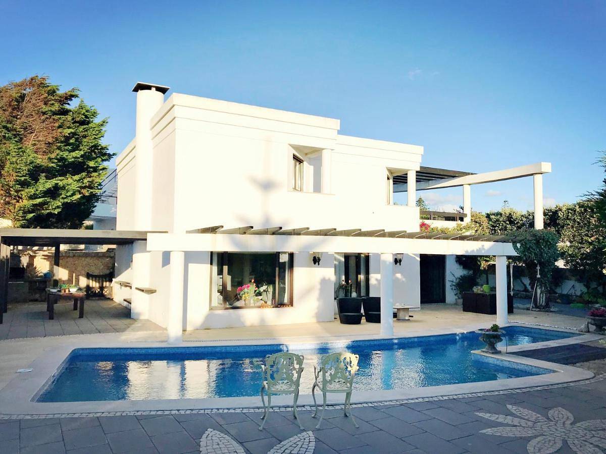 Apartamento de férias inteiro, Modern Villa Steps Away From The Beach in Praia das Maçãs, Azenhas do Mar