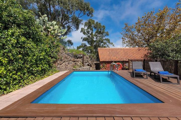Gîte pour 4 personnes, avec Terrasse ainsi que Jardin et Piscine
