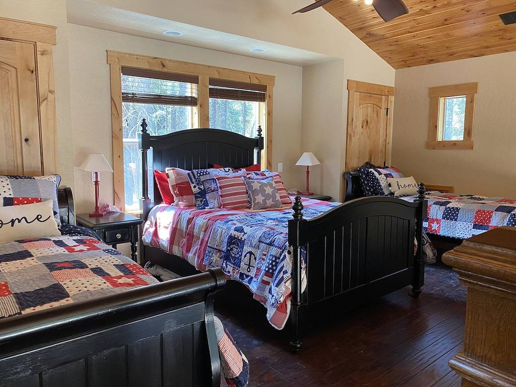 Base of Lassen National Park Secluded 1 Br + Loft, 2 Bath Home. sleeps up to 7 in Shasta County