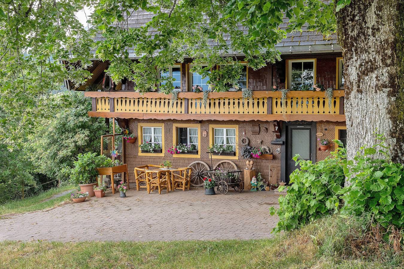 Entire apartment, Apartment 'Reesbauernhof - Fewo Abendrot' with Mountain View, Shared Terrace & Wi-Fi in Hofsgrund, Oberried