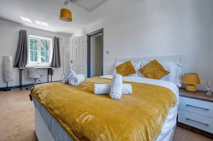 Nec Exhibitor Home, Stay near Birmingham Airport in Solihull, Birmingham Area