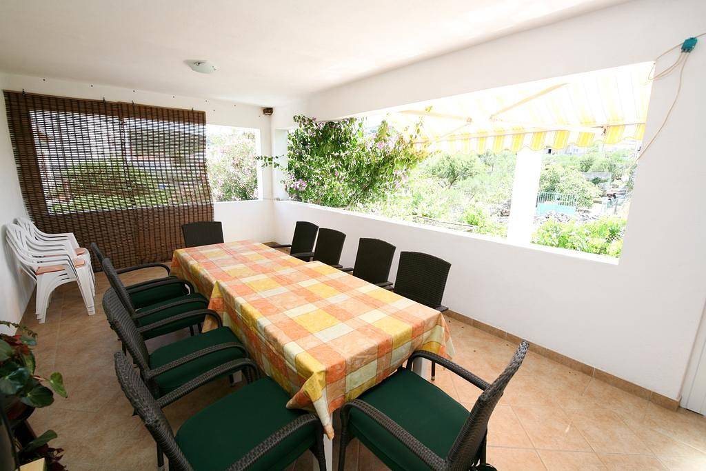 Ganze Wohnung, Vier-Zimmer-Apartment mit Terrasse und Strandlage in Slatine, Ciovo