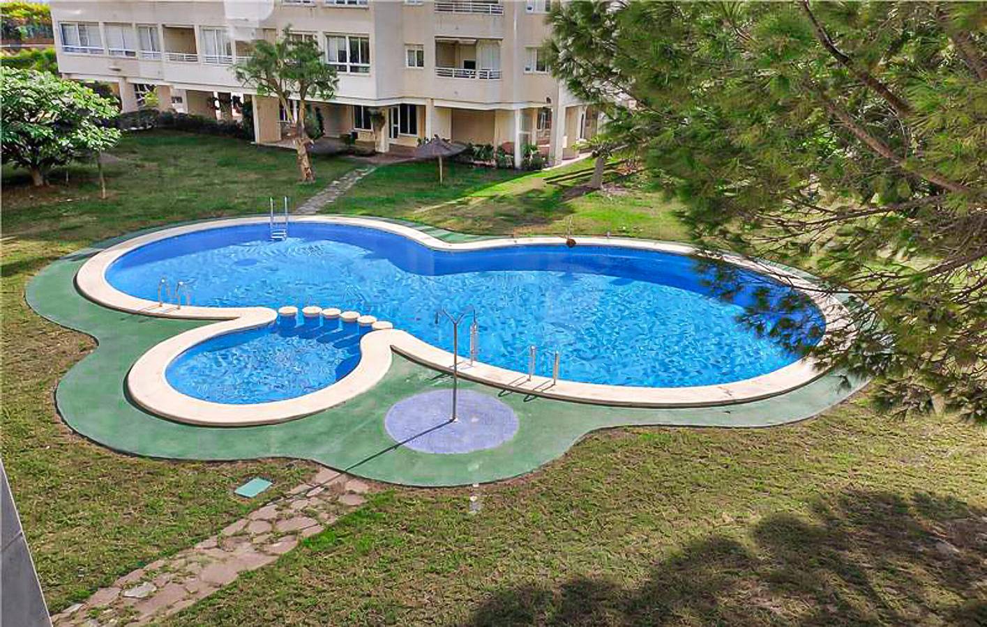 Entire holiday apartment, Cozy Beachside Apartment with Pool & Parking in El Barrio, San Juan Playa