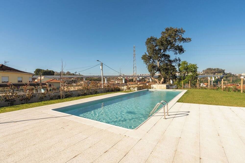 Apartamento inteiro, Host Wise - Luxurious Soft Flat | Balcony and Pool in Oliveira do Douro, Distrito do Porto