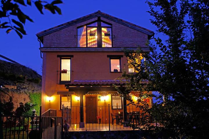 Casa rural para 14 personas, con Balcón y Terraza además de Jardín y Vistas en La Rioja